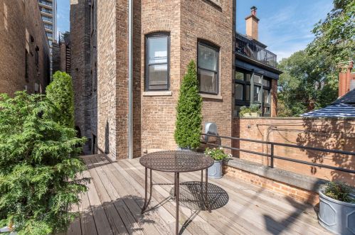 1521 State Pkwy, Chicago IL 60610-1613 exterior