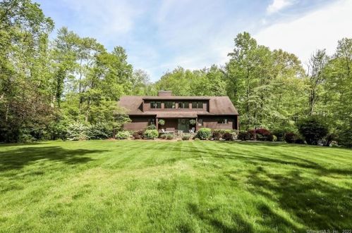 31 Woodchuck Ln, Ridgefield, CT 06877-5726