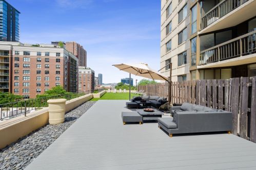 33 Delaware Pl, Chicago IL  60610-8115 exterior