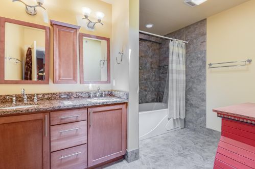 822 Hamilton St, Milwaukee WI 53202-1607 exterior