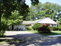 52 Mosman St, Newton, MA 02465-1303