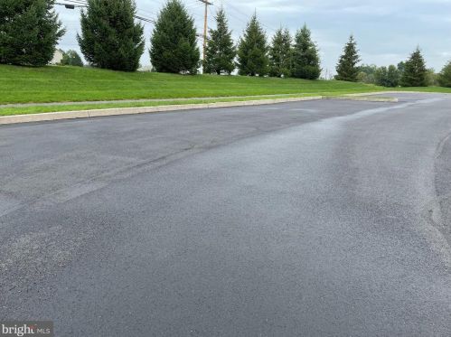 142 Merlin Dr, Hummelstown, PA 17036-8841