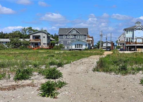 3 Francis St, Milford, CT 06460-5216