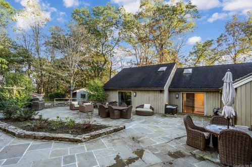 16 Hemlock Holw Rd, Armonk NY 10504-3009 exterior