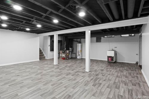 421 Beech Daly St, Dearborn Heights MI  48125-1000 exterior