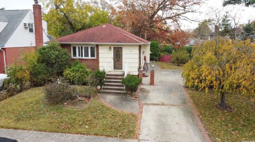 873 Balfour St, Valley Stream, NY 11580-1524