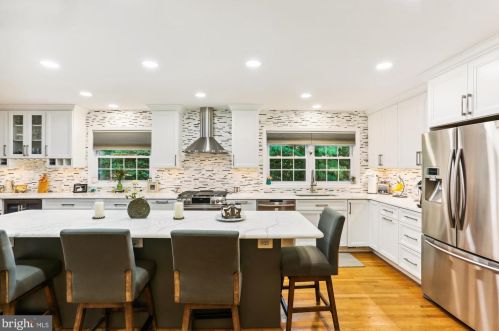 18052 Ml Crk Dr, Rockville MD 20855-1000 exterior