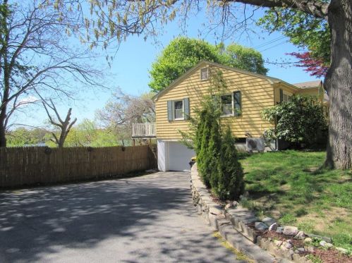 72 Cres St, Providence RI 02907-3237 exterior