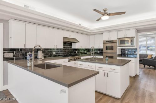 2347 Cinnabar Ave, Phoenix AZ  85028-3633 exterior