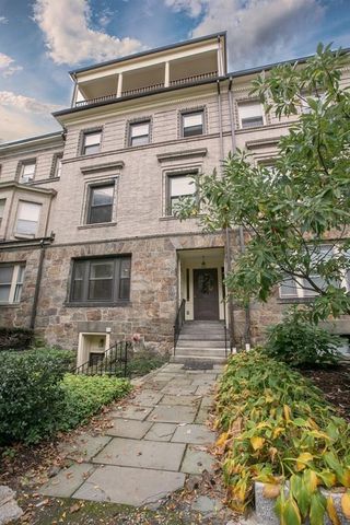 11 Regent Cir, Brookline, MA 02445-3363