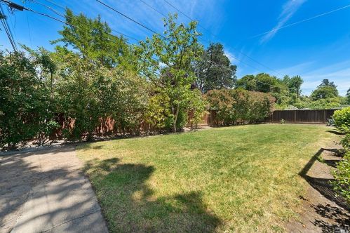 82 Chaucer Dr, Concord CA 94521-3301 exterior