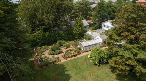 31 Bowery St, Middletown RI 02840-3560 exterior