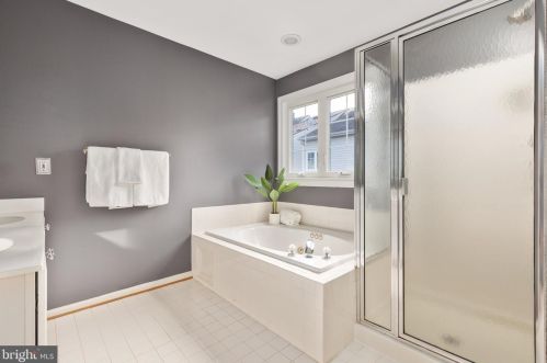 5019 Murtha St, Alexandria VA 22304-8611 exterior