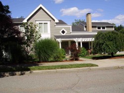 28 Sky View Cir, Newton, MA 02459-3158