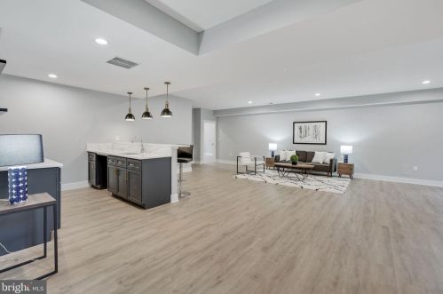 1422 Mayflower Dr, Mc Lean VA 22101-5615 exterior