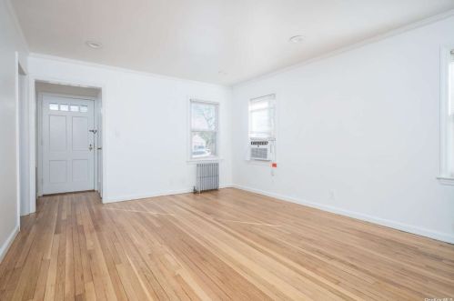 68 Euclid St, Valley Stream NY  11580-4111 exterior