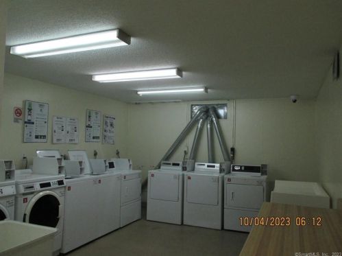 1001 Old Colony Rd, Meriden CT  06451-7922 exterior