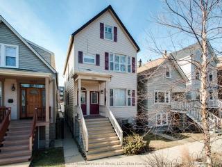 2926 Seeley Ave, Chicago IL  60618-8211 exterior