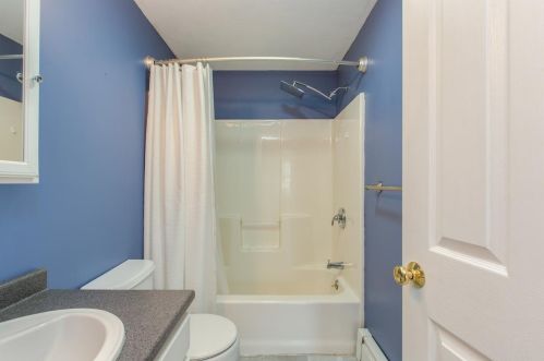 4 Devinne Dr, Concord NH 03301-5900 exterior