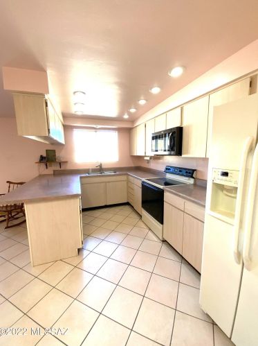 8771 Baker St, Tucson AZ 85710-2617 exterior