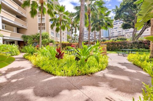 1820 Kaioo Dr, Honolulu HI  96815-1009 exterior