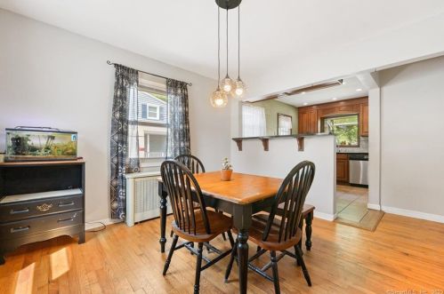 33 Deerfield Dr, Manchester CT 06040-3819 exterior