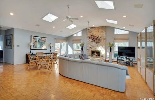 8 Capel Dr, Huntington Station, NY 11746-5803