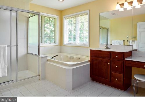 542 Newtown Rd, Berwyn PA 19312-2018 exterior