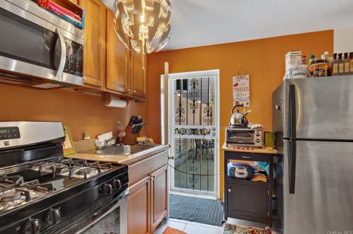 3617 Eastchester Rd, Bronx NY 10466-5882 exterior