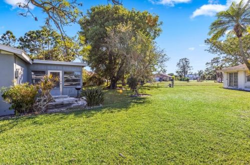 8 Maui Cir, Naples FL 34112-3722 exterior