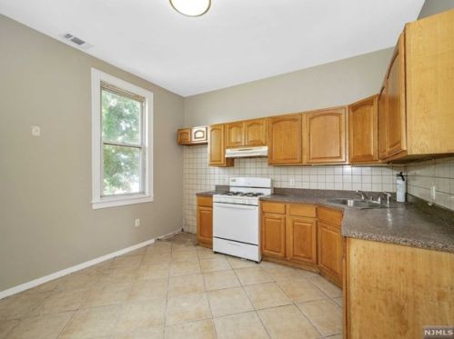 13 Washington Pl, Outwater, NJ 07026-3117