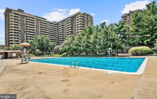 1808 Old Meadow Rd, Mc Lean VA  22102-1825 exterior