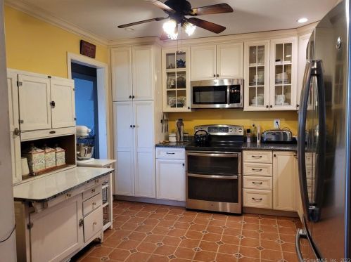 69 Grandview Dr, Ridgefield CT  06877-3013 exterior