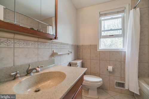 915 Standish Ave, Huntingdon Valley PA 19006-8725 exterior