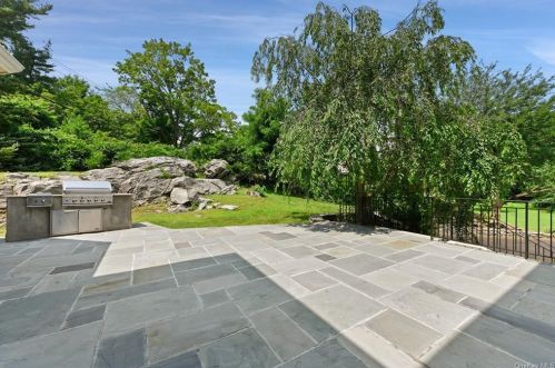 100 Whippoorwill Rd, Armonk NY  10504-1463 exterior