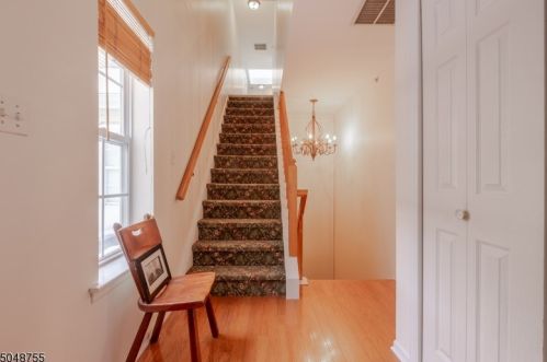 18 Springholm Dr, Berkeley Heights NJ  07922-2721 exterior