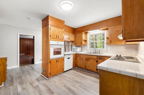 5820 Greenbrier Rd, Atlanta GA 30328-5215 exterior