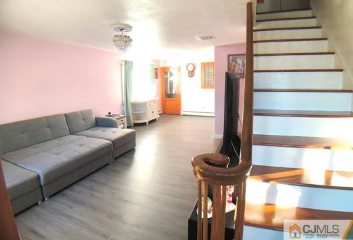 2 Emery St, Iselin, NJ 08830-2405