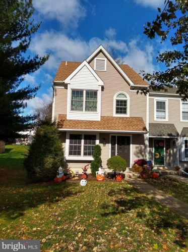 152 Marie Cir, Chester, PA 19014-2268