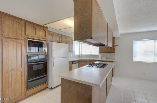 1041 Kumquat Pl, Oxnard CA 93036-1533 exterior