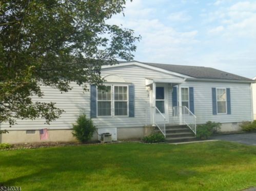 3 Hickory Ter, Belvidere, NJ 07823-2916