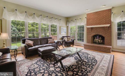 10720 Cloverbrooke Dr, Rockville MD 20854-6372 exterior