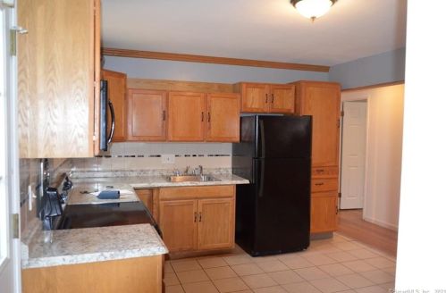 47 Heron Rd, Enfield CT 06082-4002 exterior