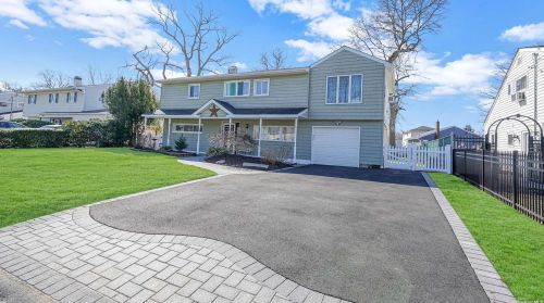 414 Ann St, Babylon, NY 11702-1104