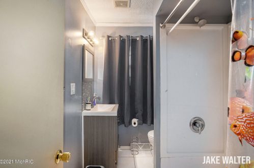 2392 Thornwood St, Wyoming MI exterior