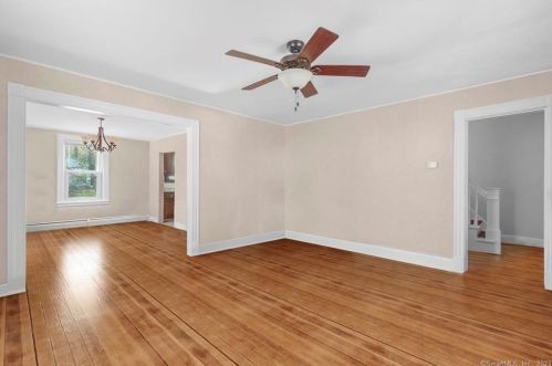 46 Glenwood St, Manchester CT  06040-6142 exterior