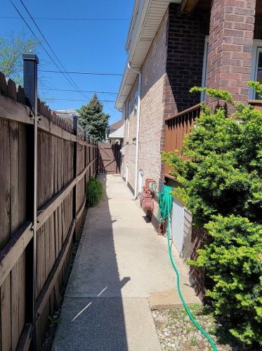 6432 Kilpatrick Ave, Chicago IL 60652-3085 exterior