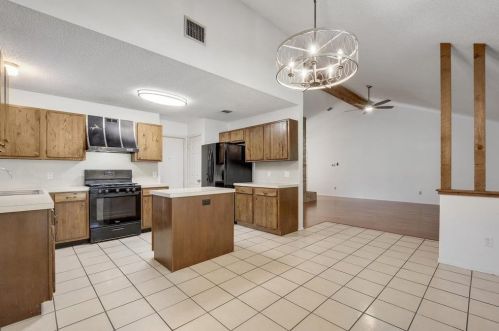 7906 Epping Ln, Austin TX 78745-6831 exterior