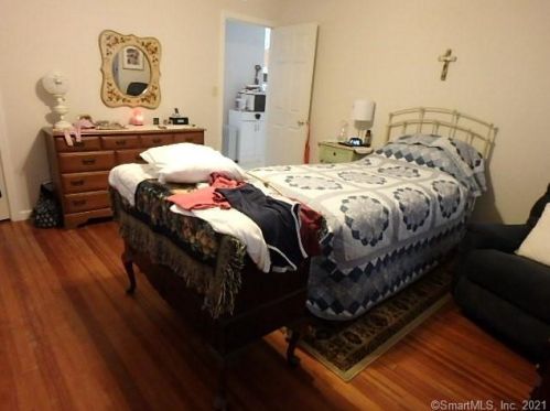 47 Maple St, Manchester CT 06040-5527 exterior