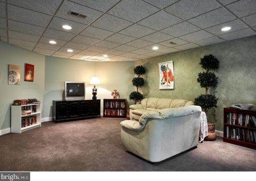 542 Newtown Rd, Berwyn PA 19312-2018 exterior